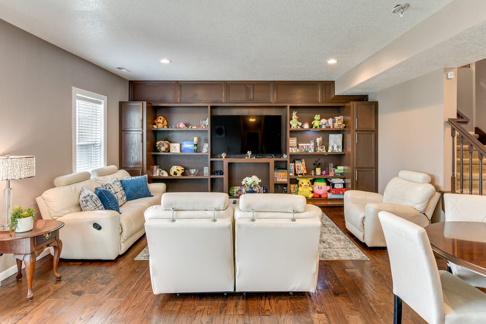 4 Mi to Easter Lake Park! Inviting Rental w/ Patio Apartment in Des Moines