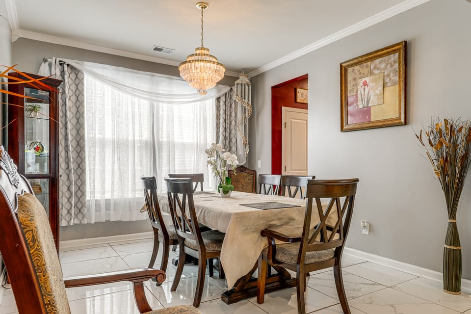 Lakes, Gardens & More! Getaway in Moncks Corner House in South Carolina