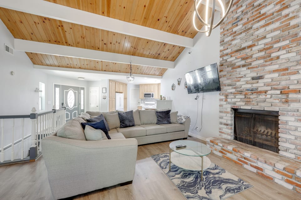 Gateway to Big Bear! High-Country Home w/ Deck Apartment in Running Springs