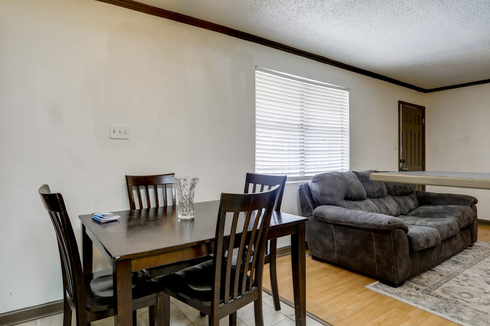 Walk to LSU Campus & Bars! Condo w/ Community Pool Apartment in Baton Rouge