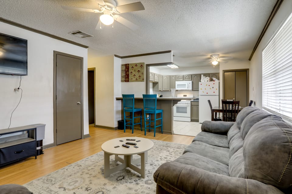 Walk to LSU Campus & Bars! Condo w/ Community Pool Apartment in Baton Rouge