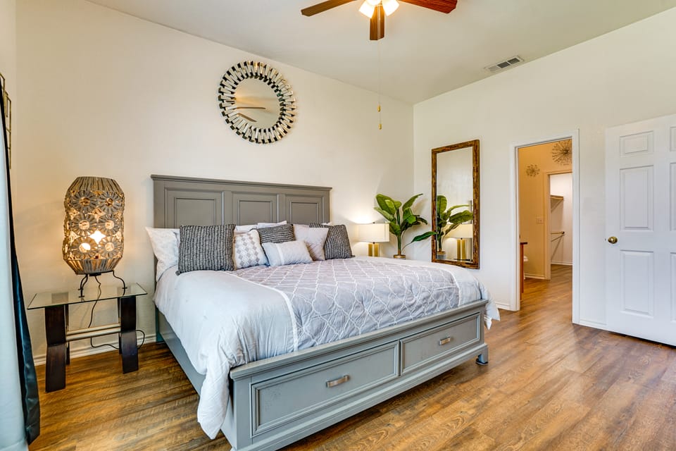 Modern Home Near DFW: Work, Play + Relax! Apartment in Mansfield