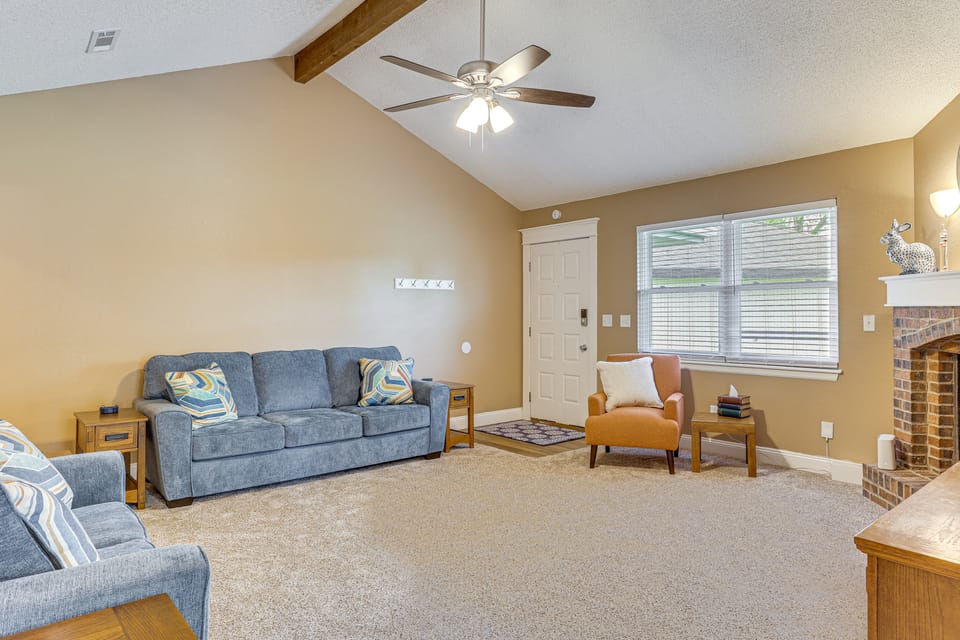 13 Mi to Kauffman Stadium! 'Cottontail Cottage' House in Blue Springs