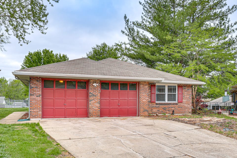 13 Mi to Kauffman Stadium! 'Cottontail Cottage' House in Blue Springs
