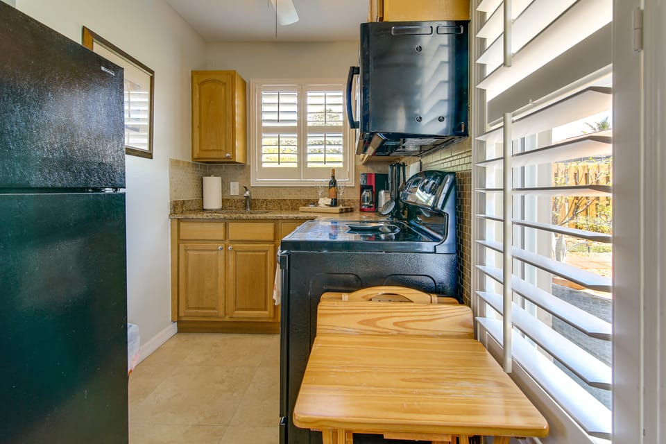 1 Mi to Vanderbilt Beach! Walkable Couple’s Haven Apartment in Naples Park