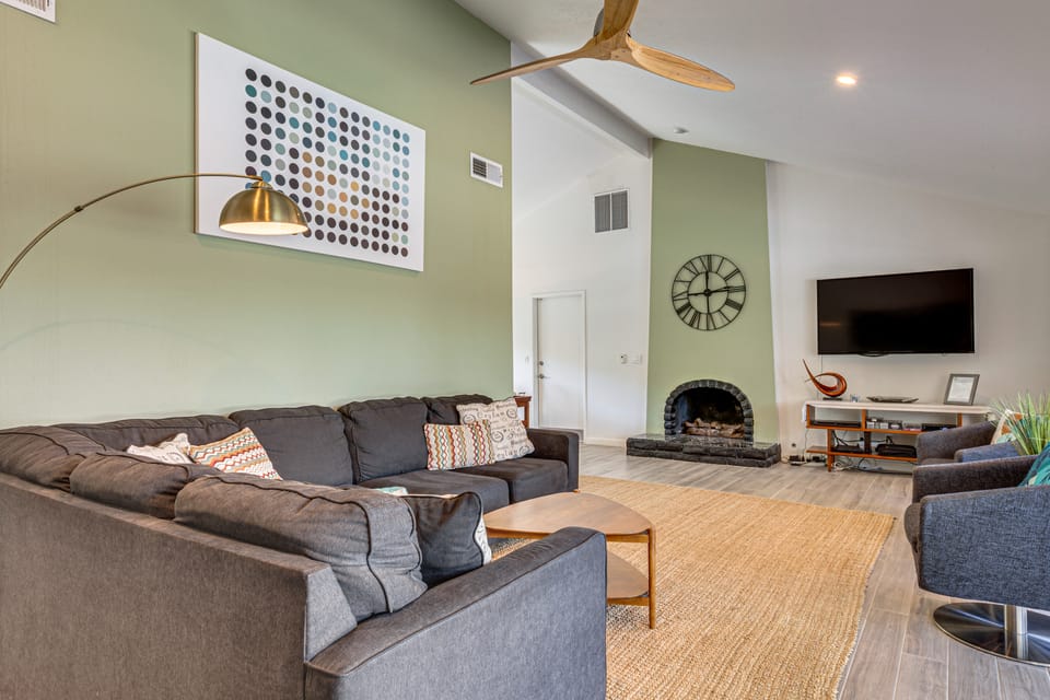 1 Mi to Dtwn Palm Springs! Desert Escape w/ Pool House in Palm Springs