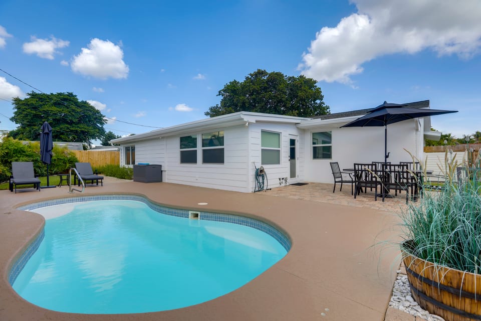 Completedly Renovated Pool: Home Minutes to Beach! House in Lake Park
