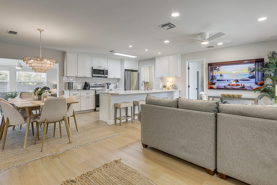 Completedly Renovated Pool: Home Minutes to Beach! House in Lake Park