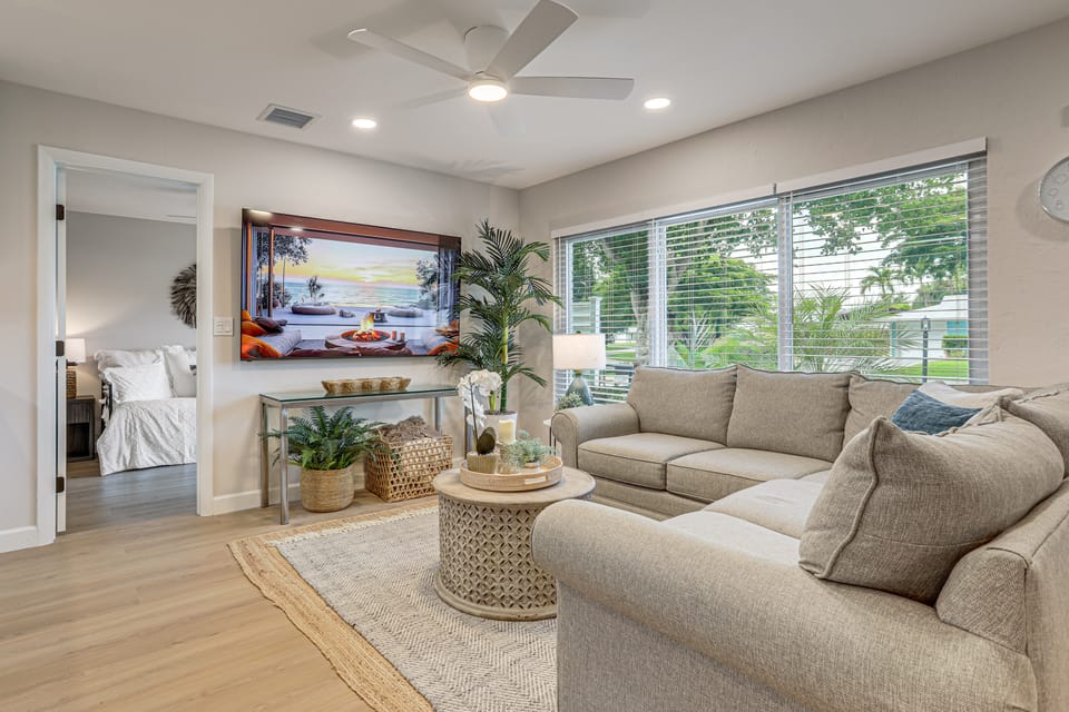 Completedly Renovated Pool: Home Minutes to Beach! House in Lake Park