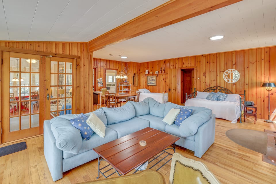 Blue Ribbon River Private Access! 18-Acre Escape House in Michigan
