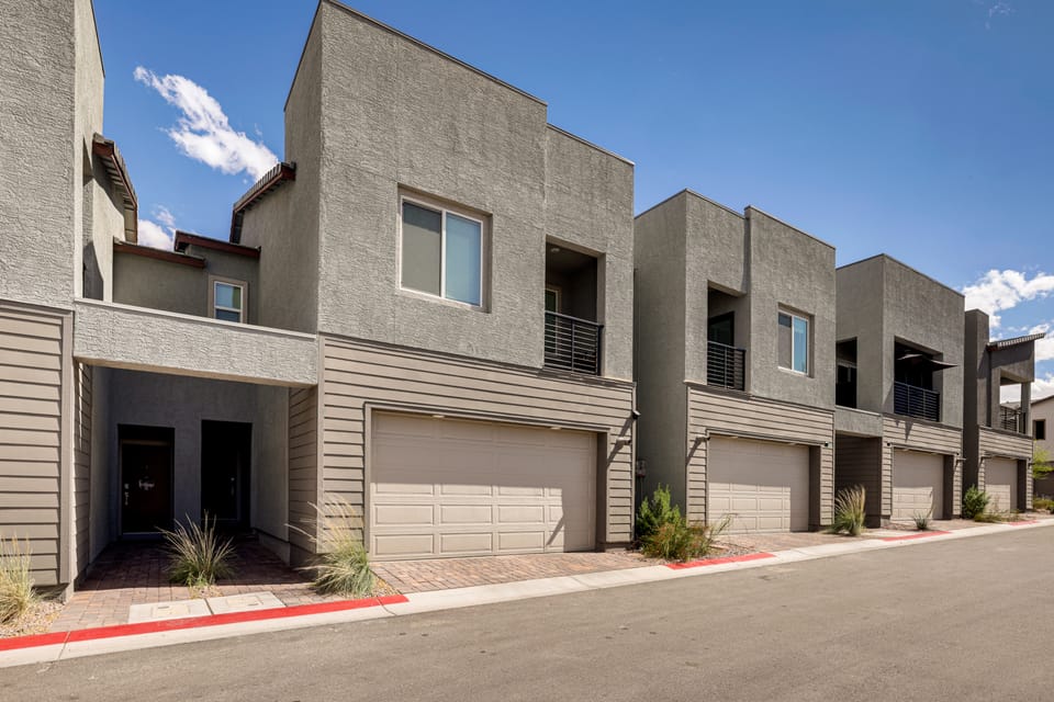 Twin Townhomes in Henderson: 12 Mi to Lake Mead! Apartment in Henderson