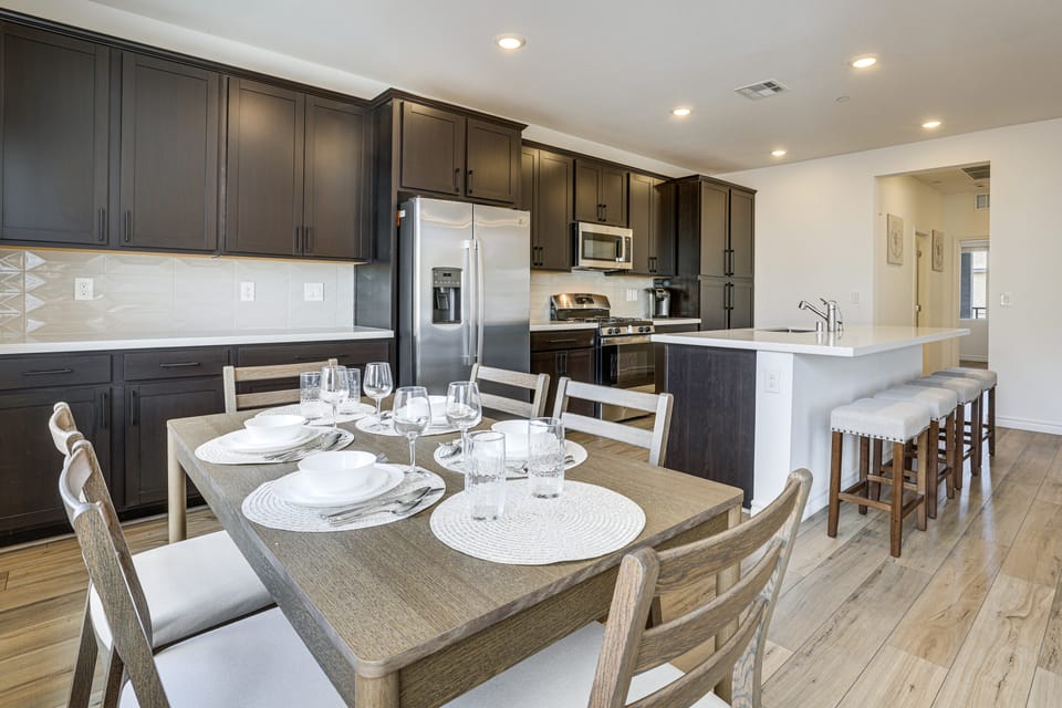 Twin Townhomes in Henderson: 12 Mi to Lake Mead! Apartment in Henderson