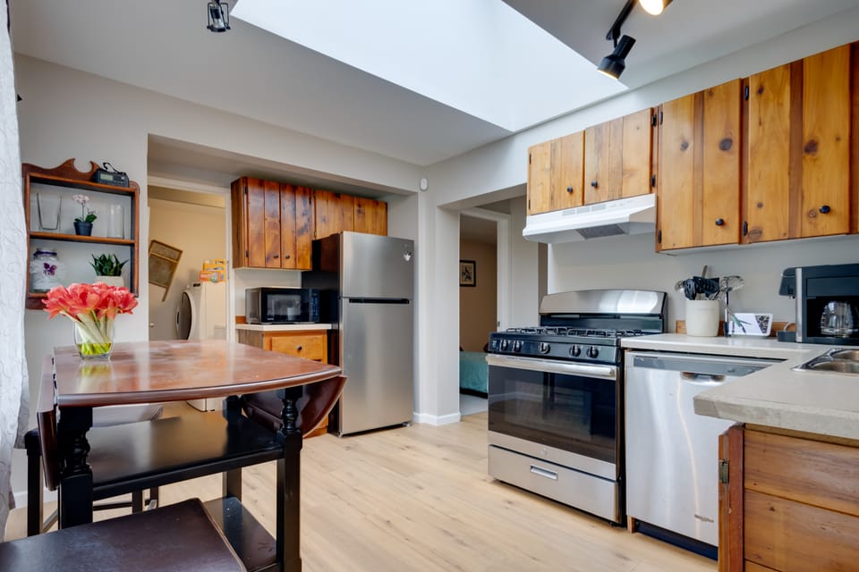 Historic Oregon Home: Walk to Parks & Dining! House in Washington