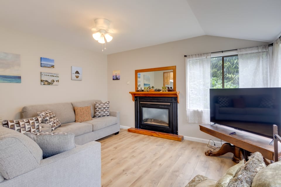 Historic Oregon Home: Walk to Parks & Dining! House in Washington