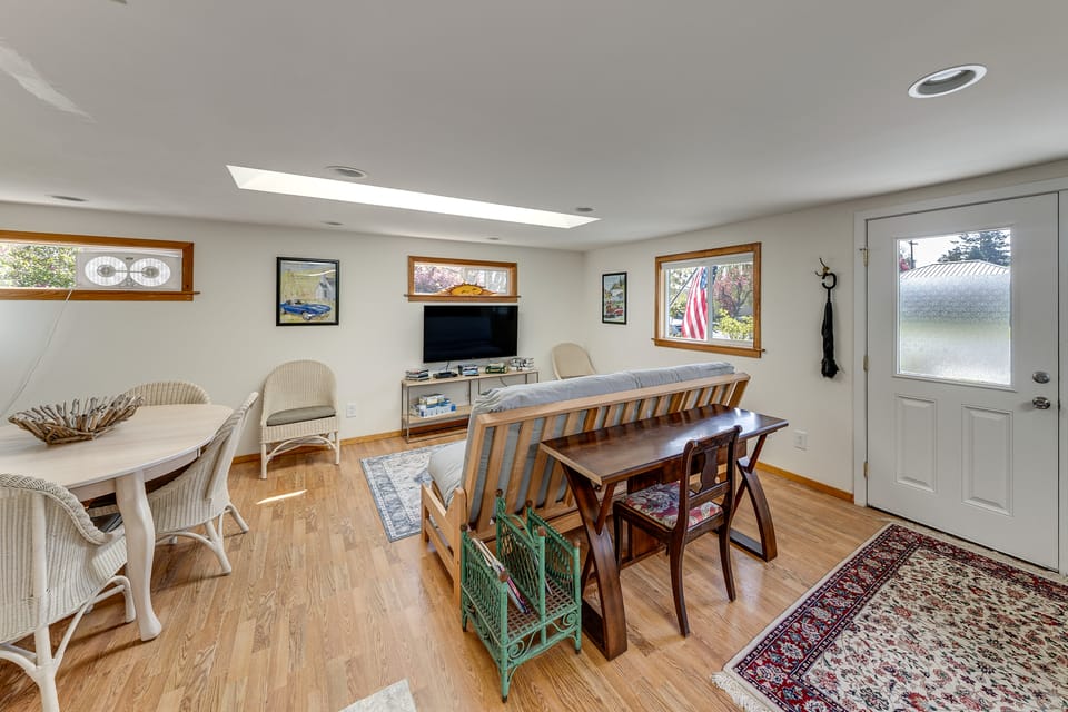 Walkable, Dog Friendly! Friday Harbor Stay w/ Deck Apartment in Friday Harbor