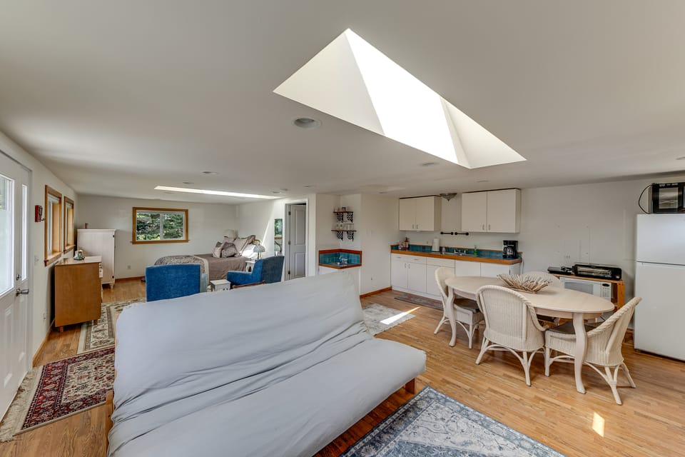 Walkable, Dog Friendly! Friday Harbor Stay w/ Deck Apartment in Friday Harbor