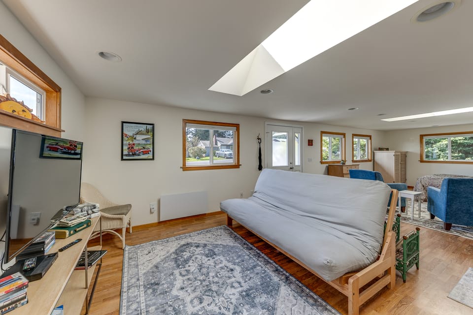 Walkable, Dog Friendly! Friday Harbor Stay w/ Deck Apartment in Friday Harbor