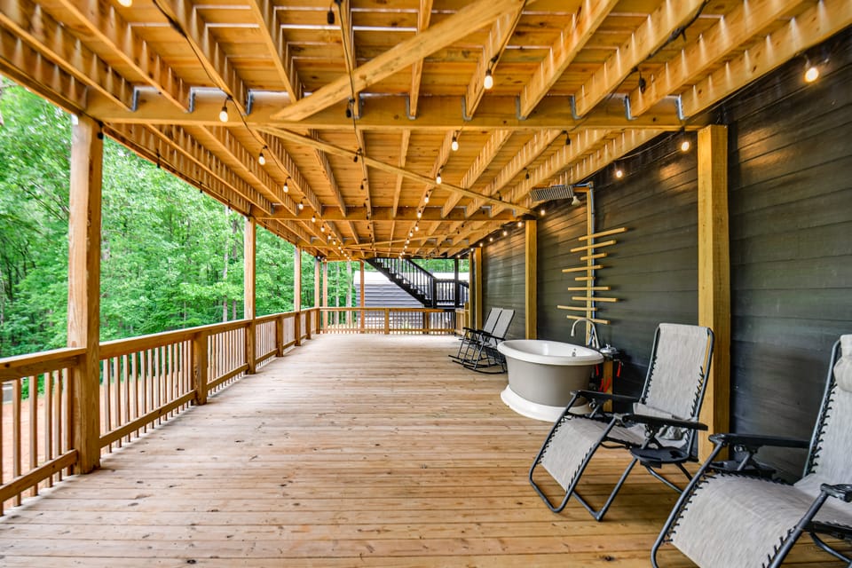Decks & Forest Views! North Georgia Mtn Retreat Apartment in Georgia
