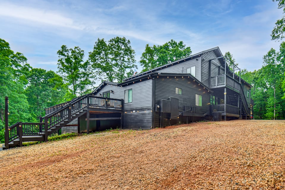 Decks & Forest Views! North Georgia Mtn Retreat Apartment in Georgia