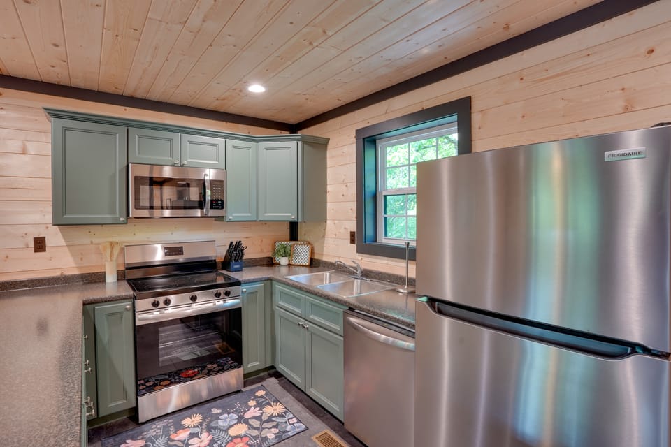Walk to Kentucky Lake! Pet-Friendly Murray Duplex Apartment in Lake Barkley