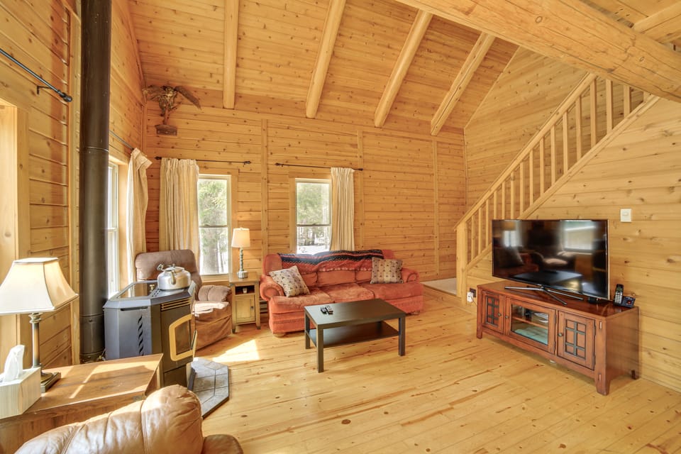1/4 Mi to Hiawatha Forest Trails! Outdoor Retreat House in Wisconsin