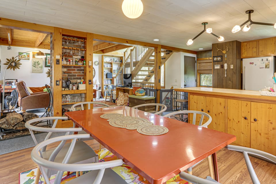Catskills Serenity! Cozy Vintage Cabin on 10 Acres House in Hudson Valley