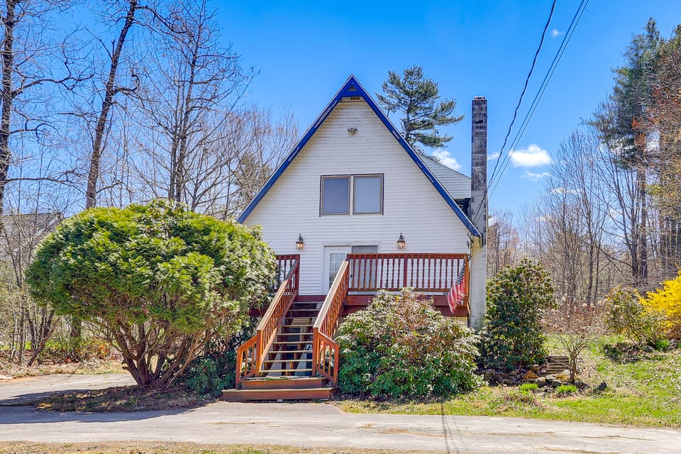 Lake, Golf & More! Getaway in Center Barnstead House in Barnstead
