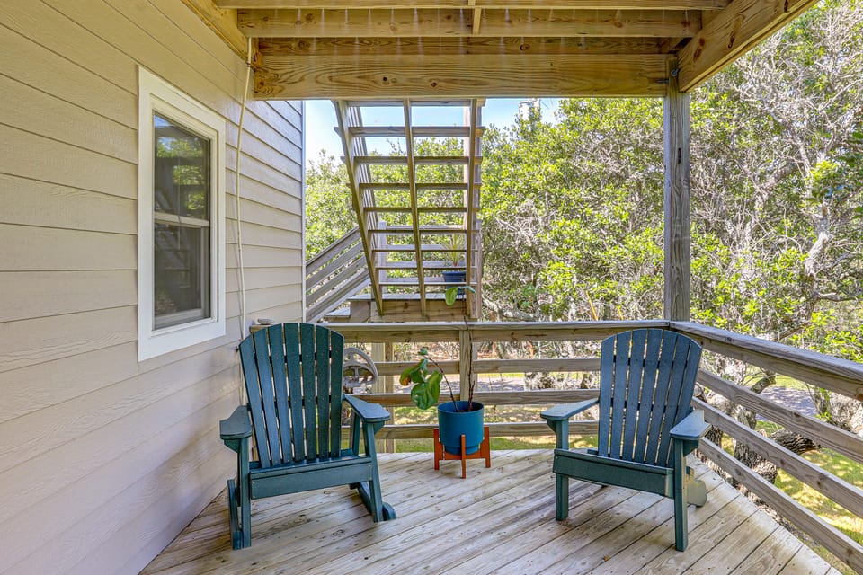 < 1 Mi to Ocean! OBX Condo w/ Decks, Pets Welcome Apartment in Hatteras Island