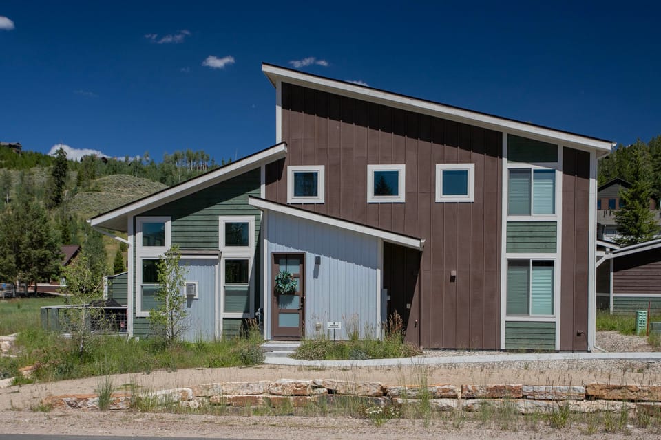 Pool Access & Mtn View! Luxe WP Cabin, Near Trails Apartment in Fraser