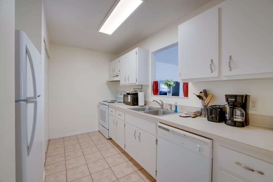 Steps to Crystal River! Dual-Unit w/ Patios & Yard House in Crystal River