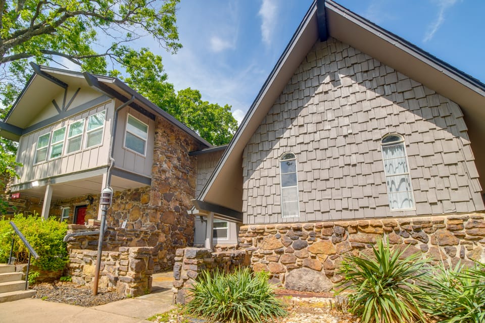 Double-Decker View of Grand Lake! Modern Townhome Apartment in Ozark Mountains