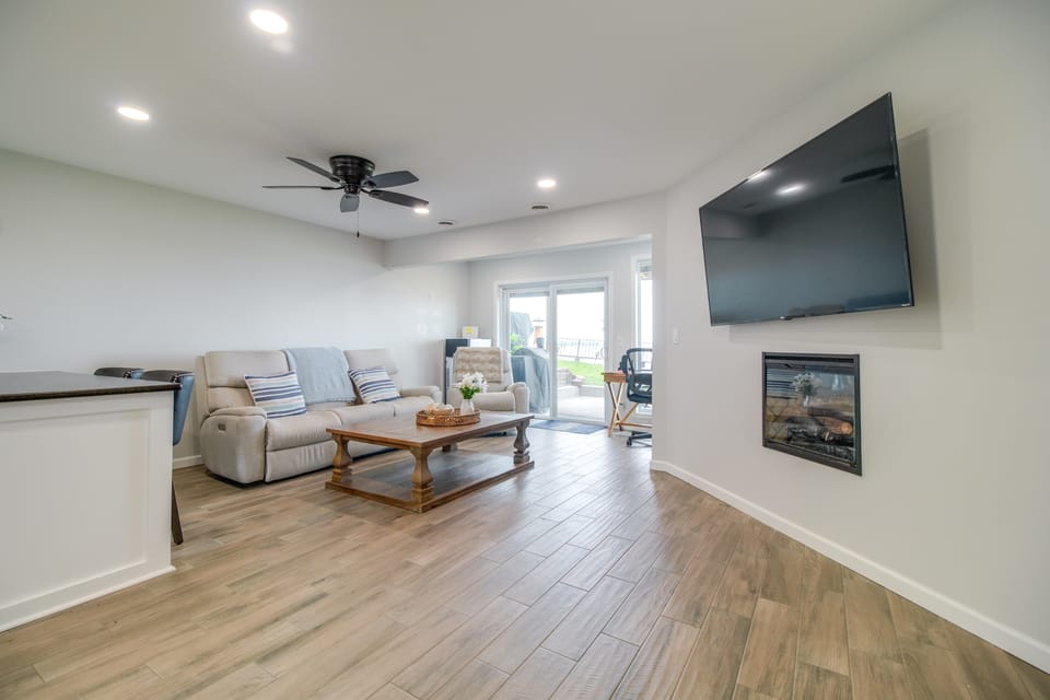 Double-Decker View of Grand Lake! Modern Townhome Apartment in Ozark Mountains