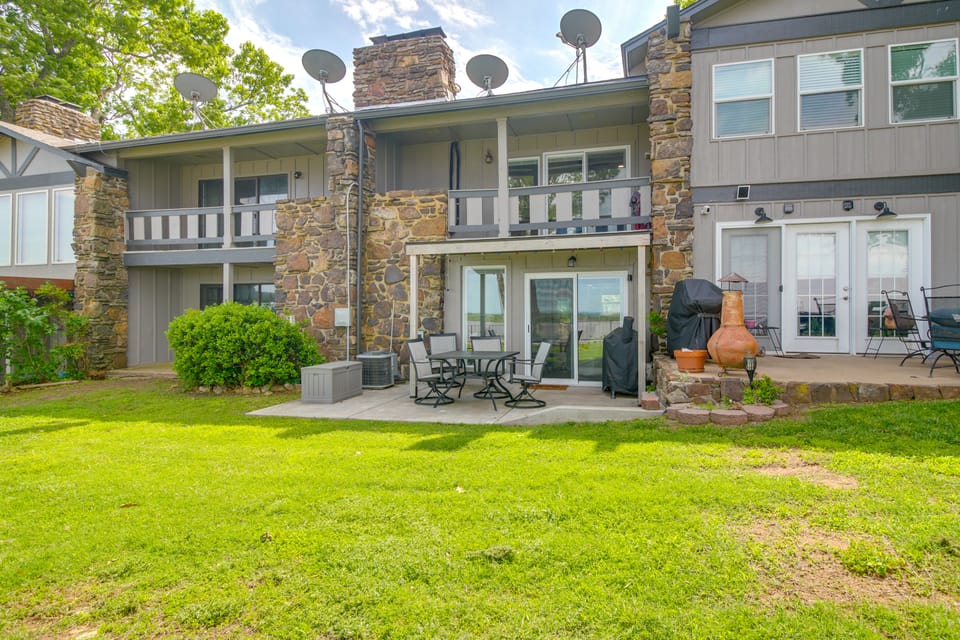 Double-Decker View of Grand Lake! Modern Townhome Apartment in Ozark Mountains