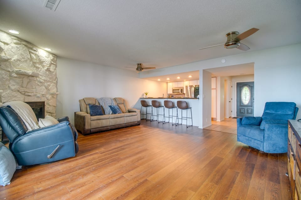 Water-View Patio, Near Golf! Port Duncan Retreat Apartment in Ozark Mountains