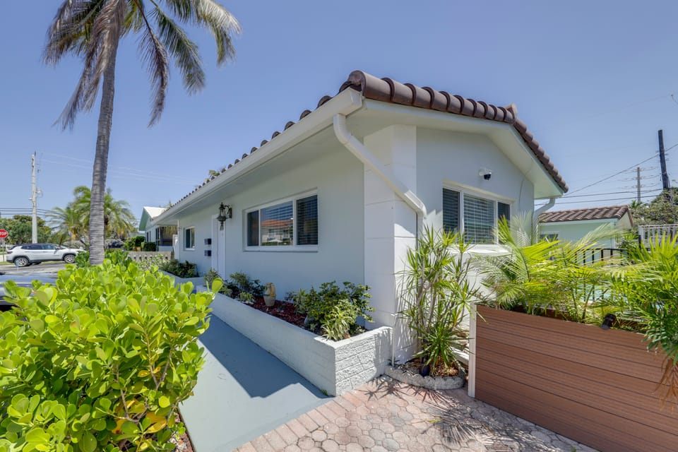 1 Mi to Pompano Beach! Couple’s Retreat w/ Pool Apartment in Pompano Beach