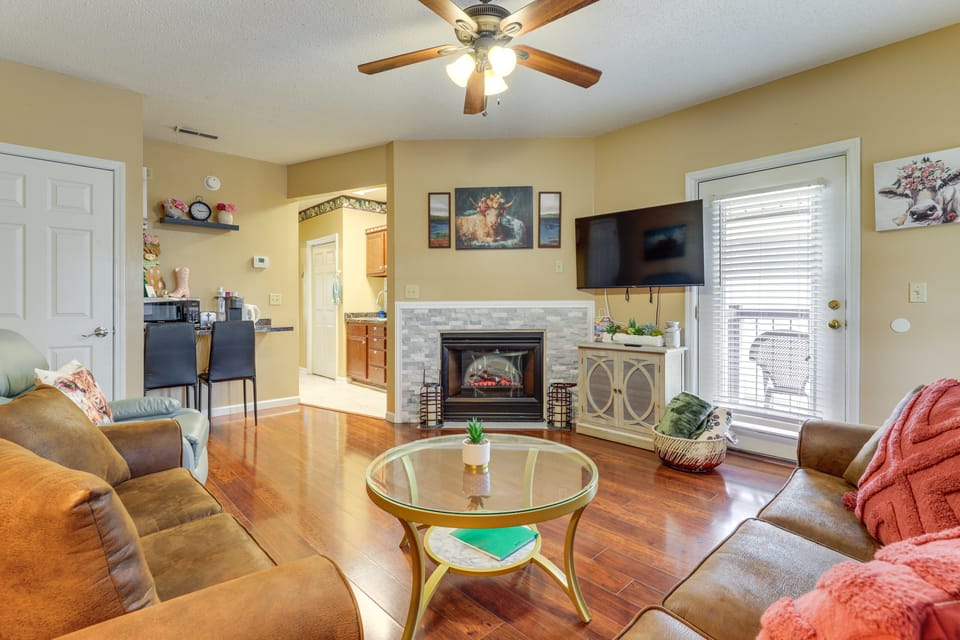 Walkable Retreat Near The Island! Gateway to GSMNP Apartment in Pigeon Forge