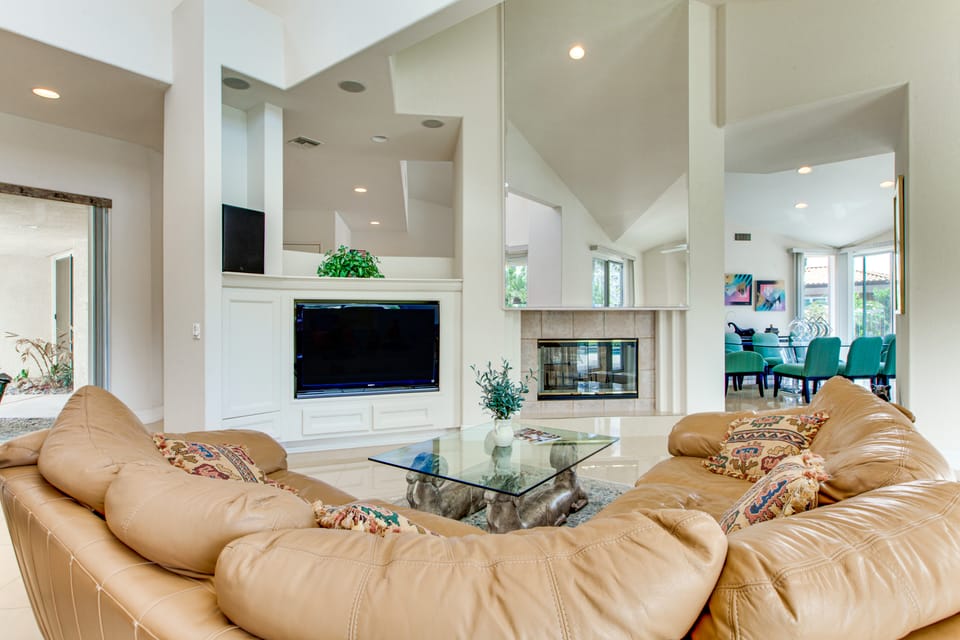 Extended-Stay Haven on Lake La Quinta w/ Dock House in La Quinta