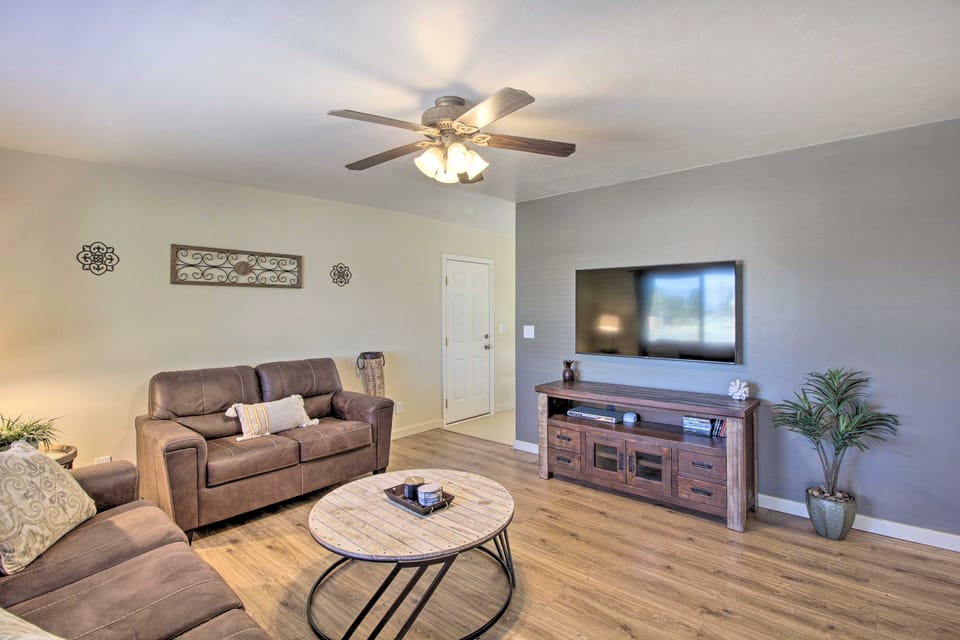 Groups Welcome! 2-Home Tucson Escape w/ Fire Pit House in Tucson