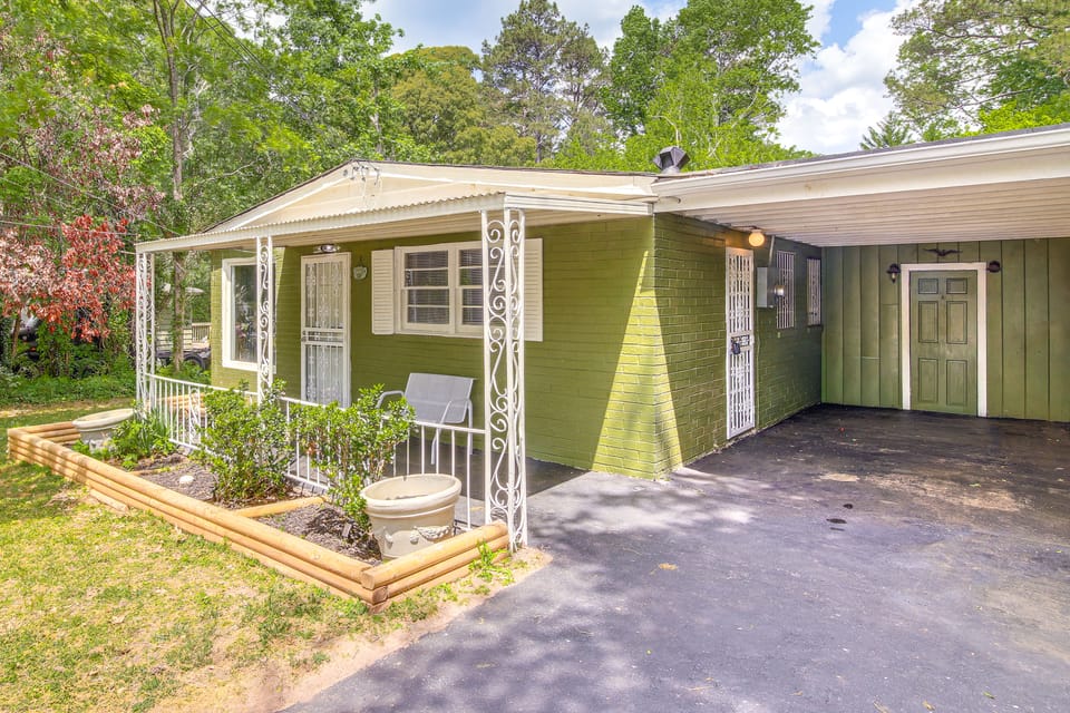 14 Mi to Mercedes-Benz Stadium! Home w/ Yard House in Georgia