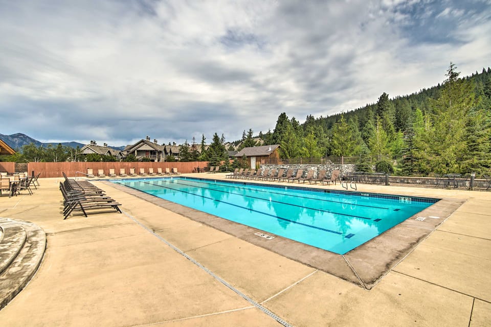 Hot Tub & Fire Pit! Pet-Friendly Gem 2 Mi to Lake House in Roslyn