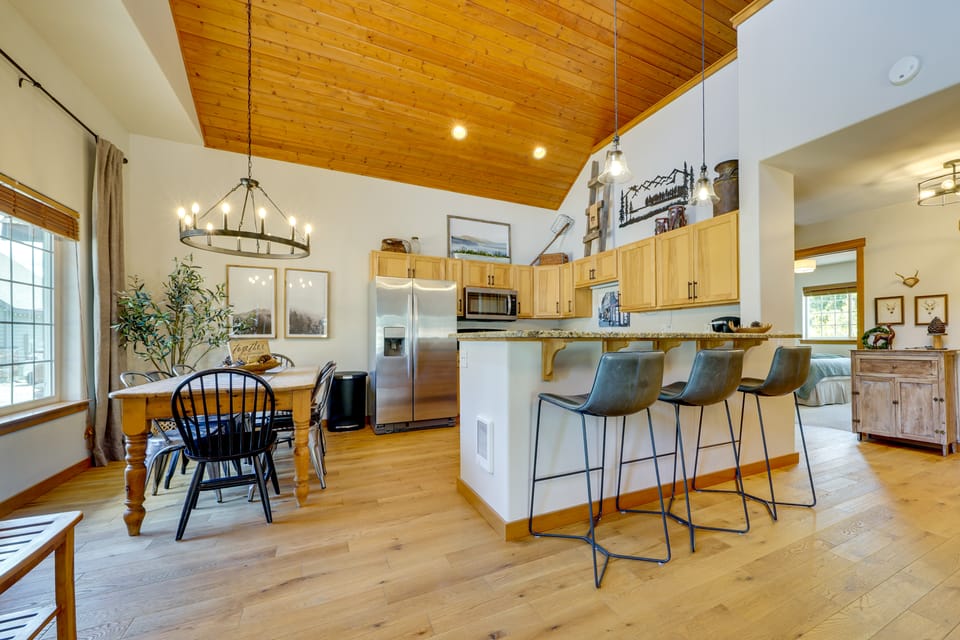 Hot Tub & Fire Pit! Pet-Friendly Gem 2 Mi to Lake House in Roslyn