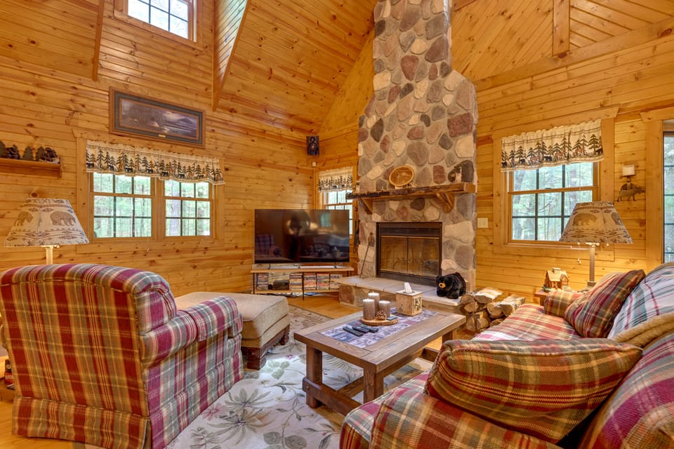 Short Walk to Lawrence Lake! Rustic Cabin w/ Deck House in Wisconsin