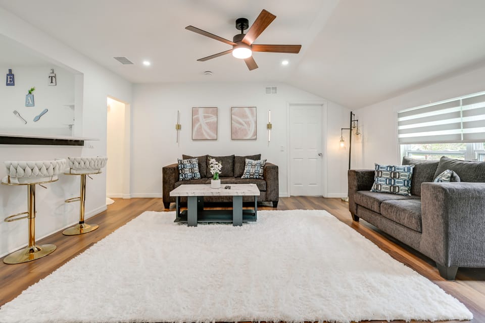 Central Tampa Oasis: Hot Tub & Huge Covered Deck! House in Tampa