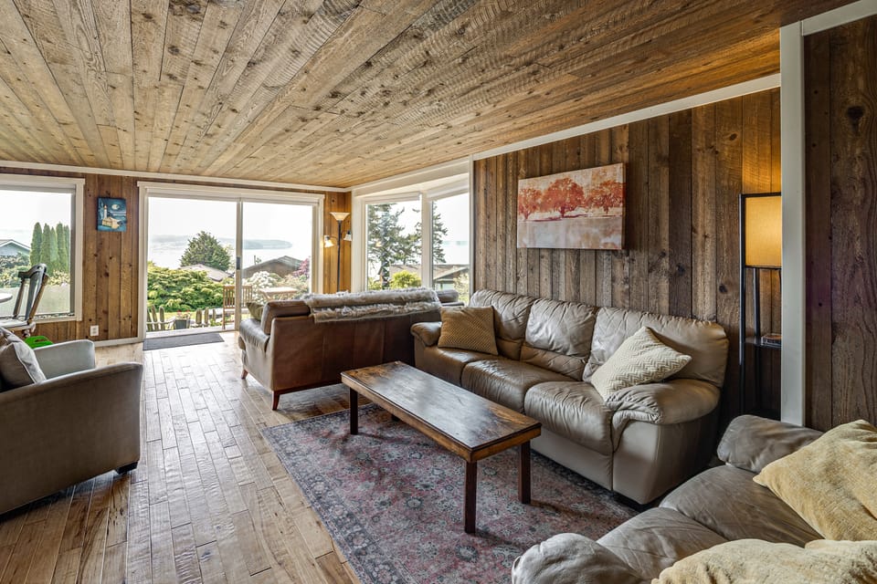 Walk to Private Beach: Bay-View Whidbey Island Gem House in Whidbey Island