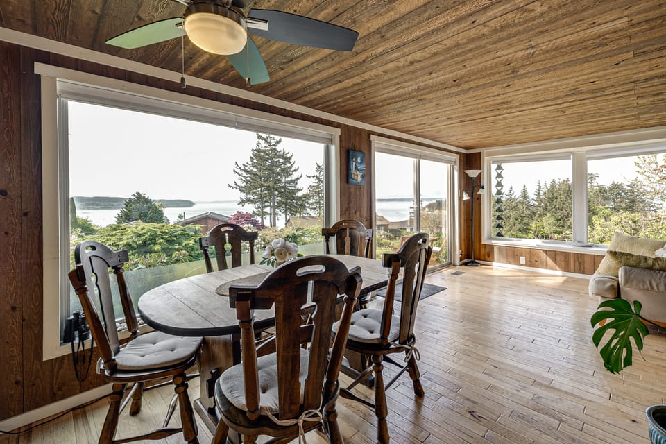 Walk to Private Beach: Bay-View Whidbey Island Gem House in Whidbey Island