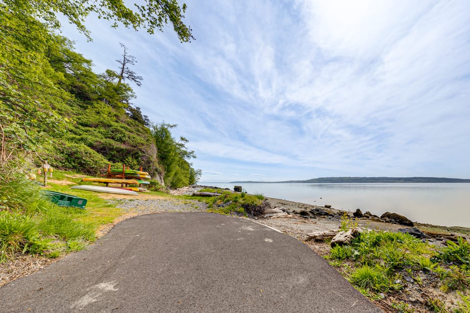 Walk to Private Beach: Bay-View Whidbey Island Gem House in Whidbey Island