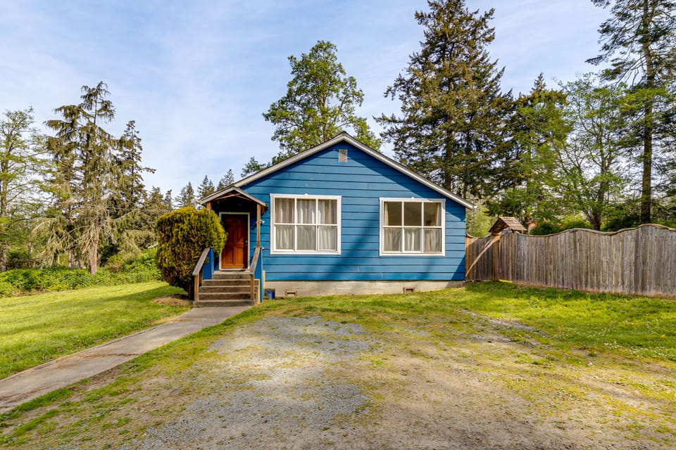 2 Mi to Bay! Pet-Friendly Oak Harbor Retreat House in Whidbey Island