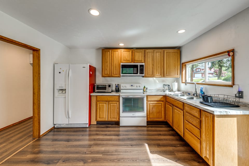 2 Mi to Bay! Pet-Friendly Oak Harbor Retreat House in Whidbey Island