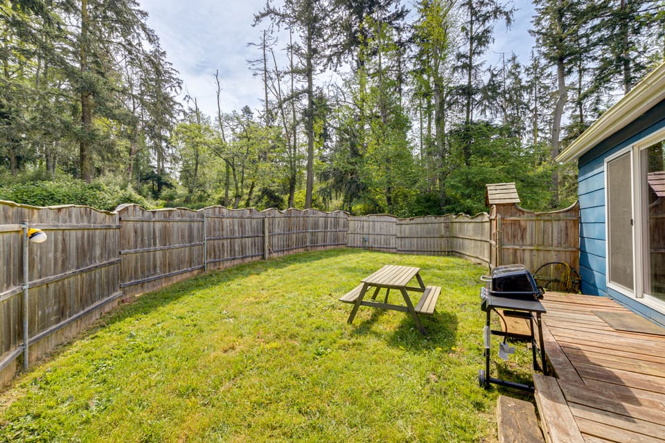 2 Mi to Bay! Pet-Friendly Oak Harbor Retreat House in Whidbey Island