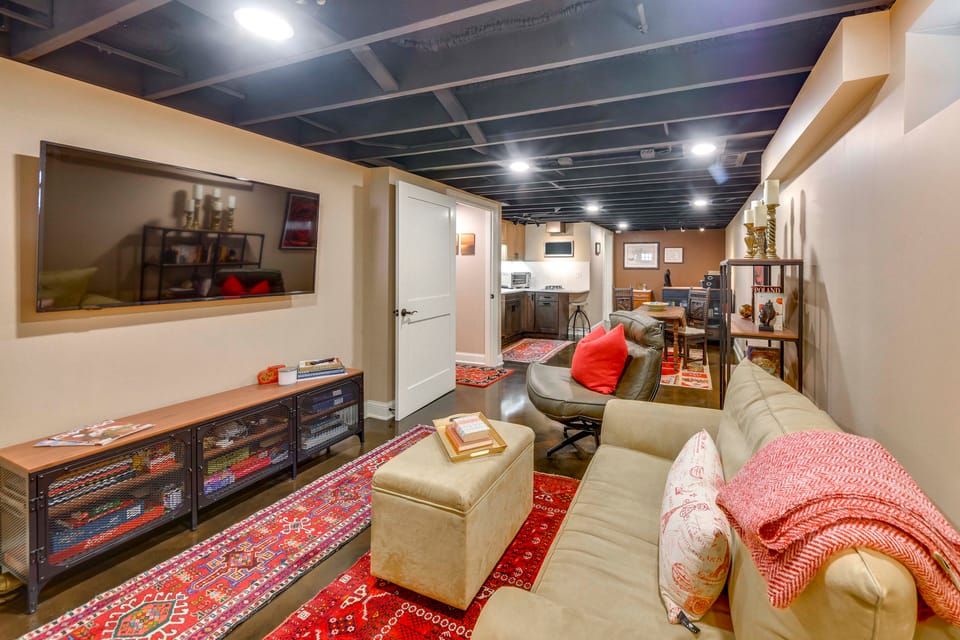Close to Wrigley Field, The Beach & Downtown Apartment in Sauganash